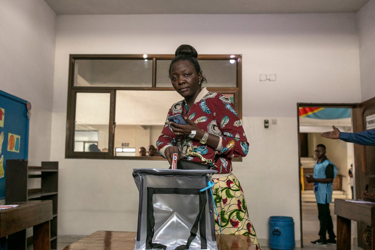 Dans un bureau de vote de Kinshasa, le 20 décembre 2023. © Arsene MPIANA / AFP