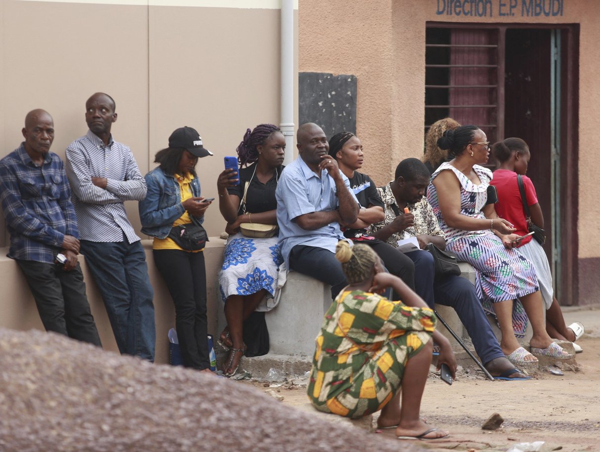 Des électeurs attendent devant un bureau de vote de Kinshasa, le 20 décembre 2023. © Justin Makangara / ANADOLU / Anadolu via AFP