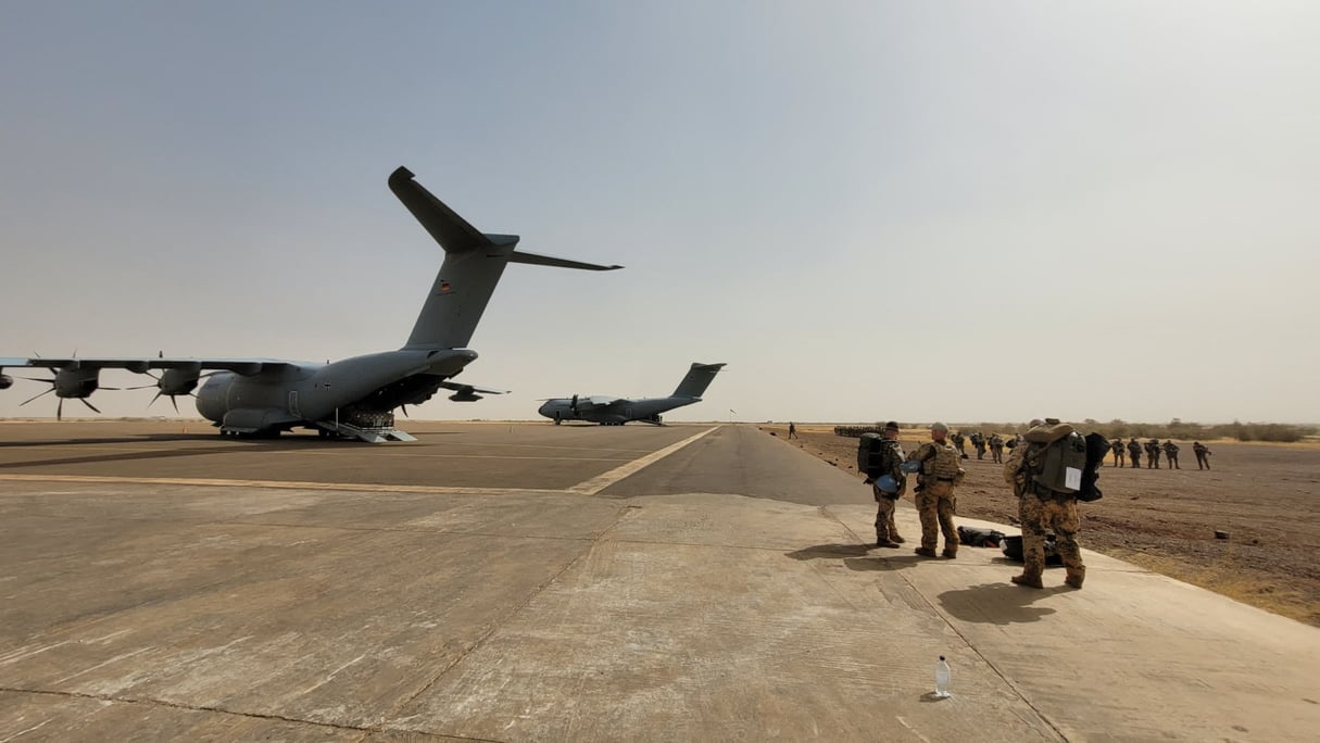 Des soldats allemands de la Minusma sur le tarmac de la base militaire de Gao, peu avant leur embarquement, le 12 décembre 2023. © AFP PHOTO / BUNDESWEHR / NANA EHLERS