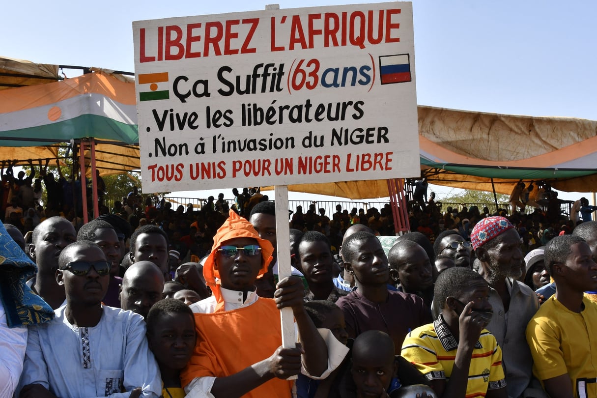 Pour célébrer le départ, le 22 décembre, des derniers soldats français du Niger, des milliers de personnes se sont rassemblées à Niamey le 29 décembre 2023.