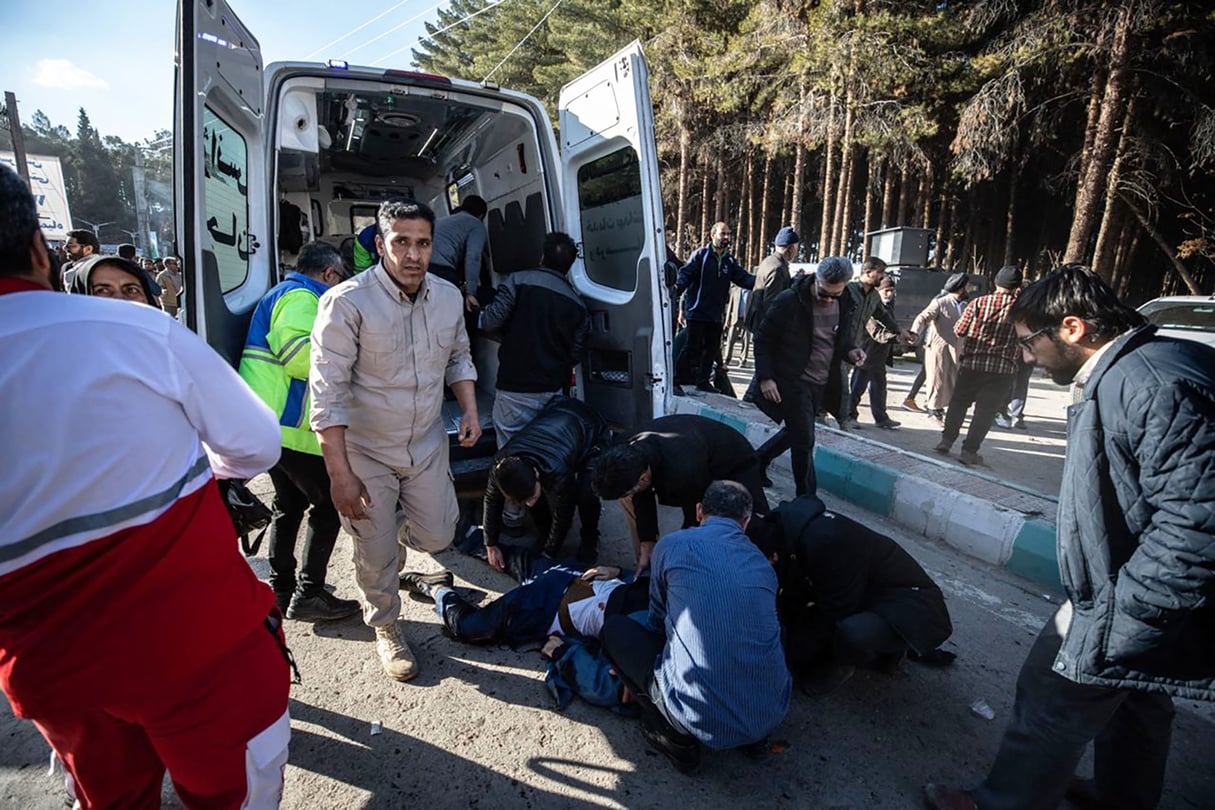 Les services d’urgence iraniens arrivent sur le site où deux explosions successives ont frappé une foule célébrant l’anniversaire de l’assassinat en 2020 du général Soleimani, à Kerman, le 3 janvier 2024. © MEHR NEWS/AFP