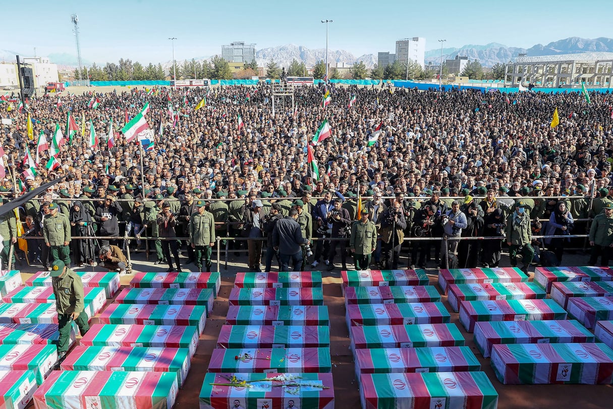 Funérailles des victimes tuées dans les explosions du 3 janvier 2024, alors qu’elles participaient à une commémoration marquant l’anniversaire de l’assassinat du général Soleimani à Kerman. © Iranian Presidency/AFP