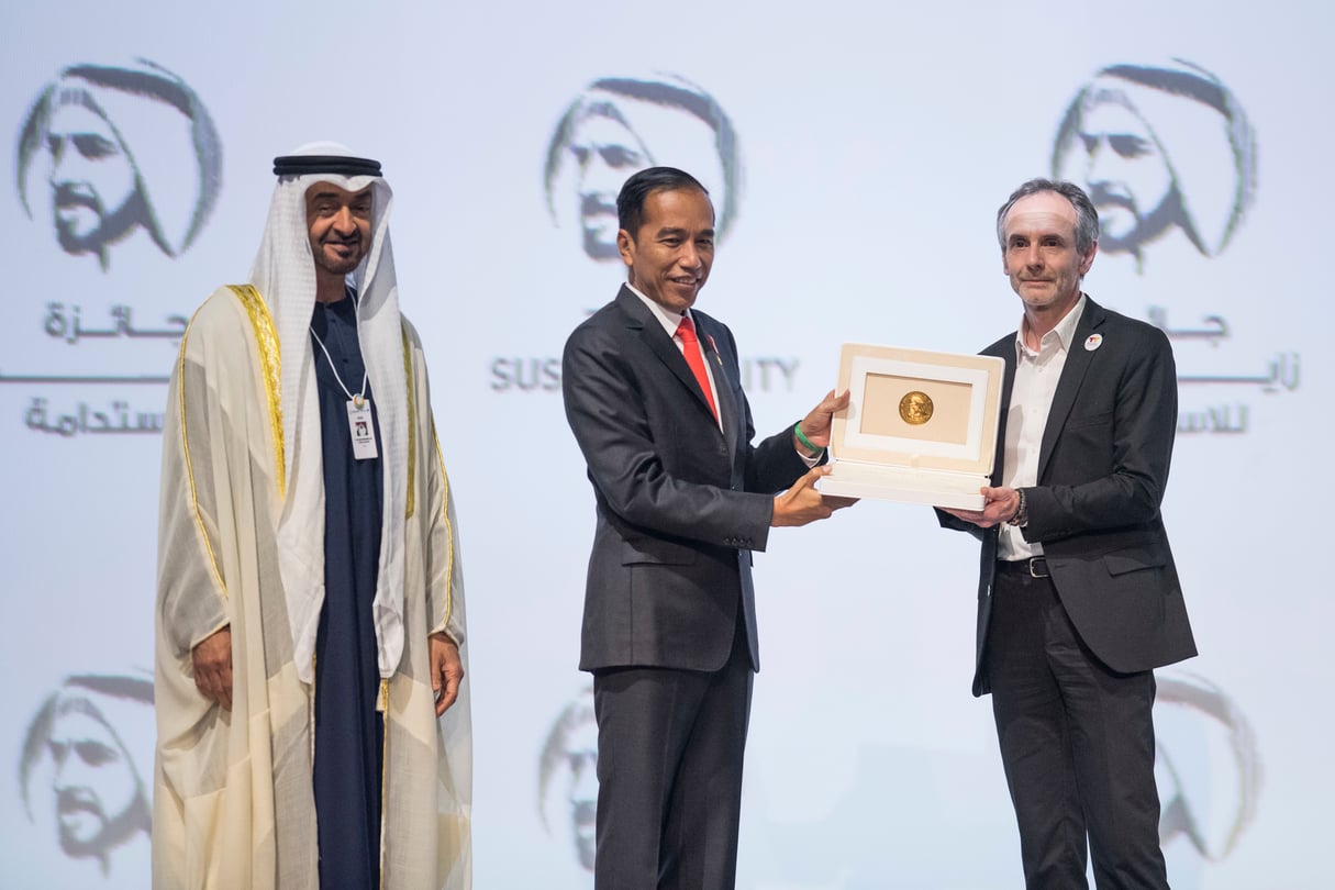  © ABU DHABI, UNITED ARAB EMIRATES – January 13, 2020: HH Sheikh Mohamed bin Zayed Al Nahyan, Crown Prince of Abu Dhabi and Deputy Supreme Commander of the UAE Armed Forces (L) and HE Joko Widodo, President of Indonesia (C), presents an award to a representative from ‘Electricians With our Borders’, the winners of the Zayed Sustainability Prize for Energy. 
( Eissa Al Hammadi for the Ministry of Presidential Affairs )