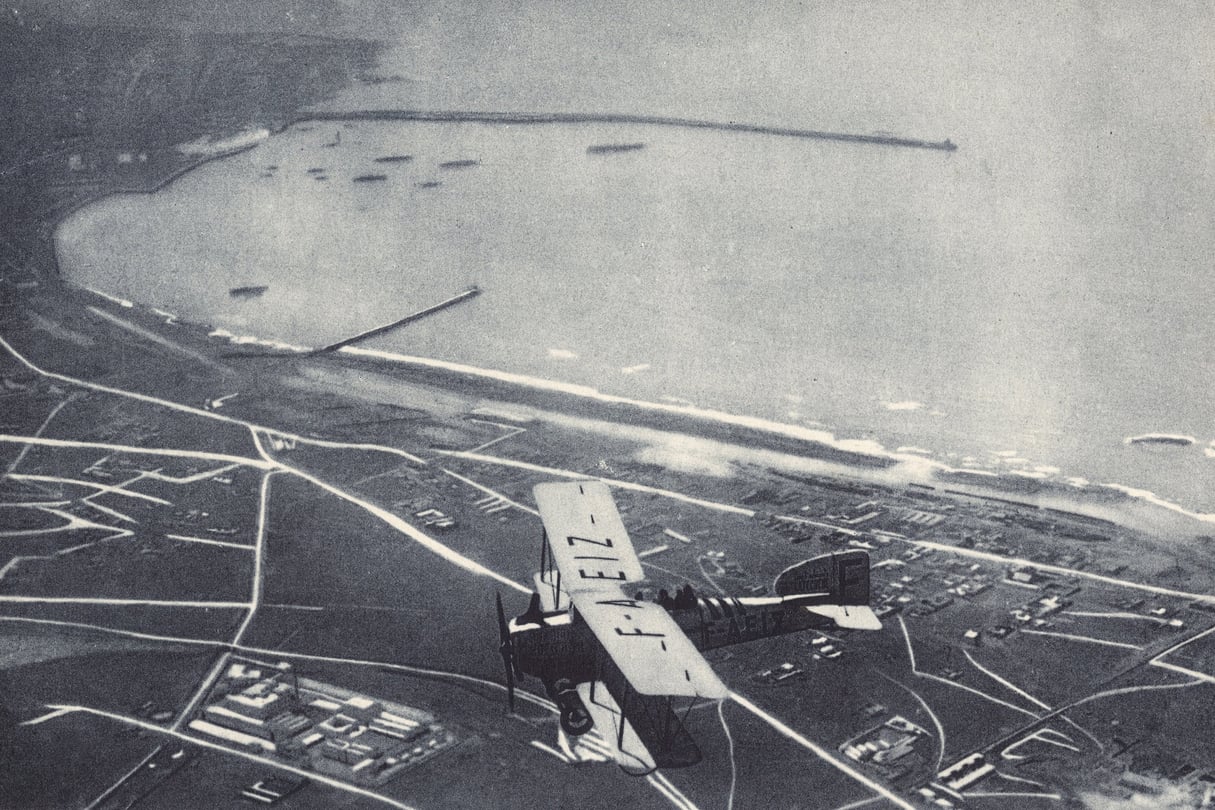 Un avion postal survolant Casablanca, en 1920. &copy; ADOC PHOTOS