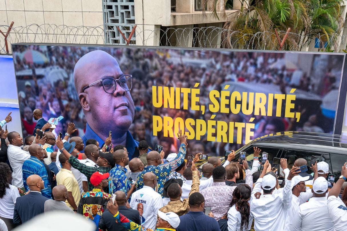 Des partisans saluent Félix Tshisekedi à son arrivée au quartier général de sa campagne électorale à Gombe, le 31 décembre 2023. © Arsene Mpiana / AFP