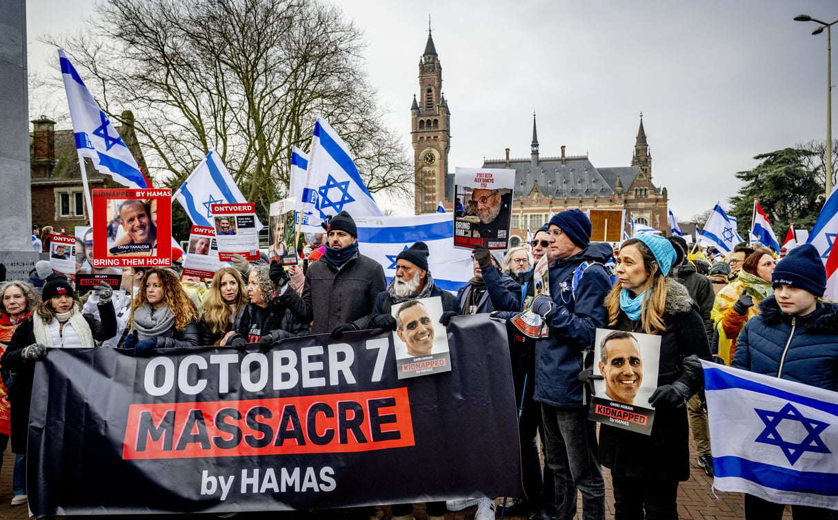 Des sympathisants d’Israël manifestent devant la Cour internationale de justice (CIJ) à La Haye, le 11 janvier 2024. © Robin Utrecht / ANP / AFP