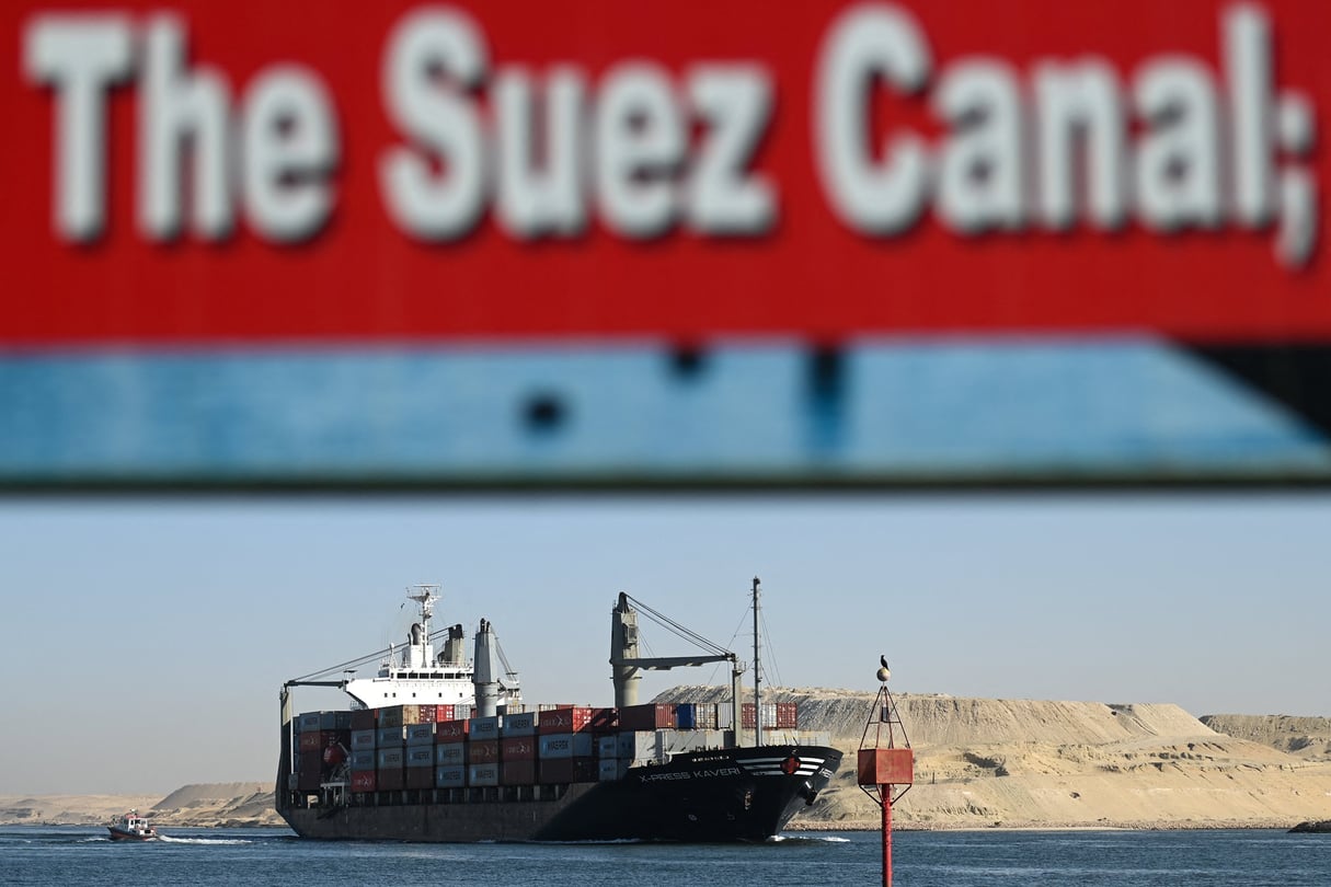 Un navire transite par le canal de Suez en direction de la mer Rouge le 10 janvier 2024 à Ismaïlia, en Égypte. © Photo by Sayed Hassan / GETTY IMAGES EUROPE / Getty Images via AFP