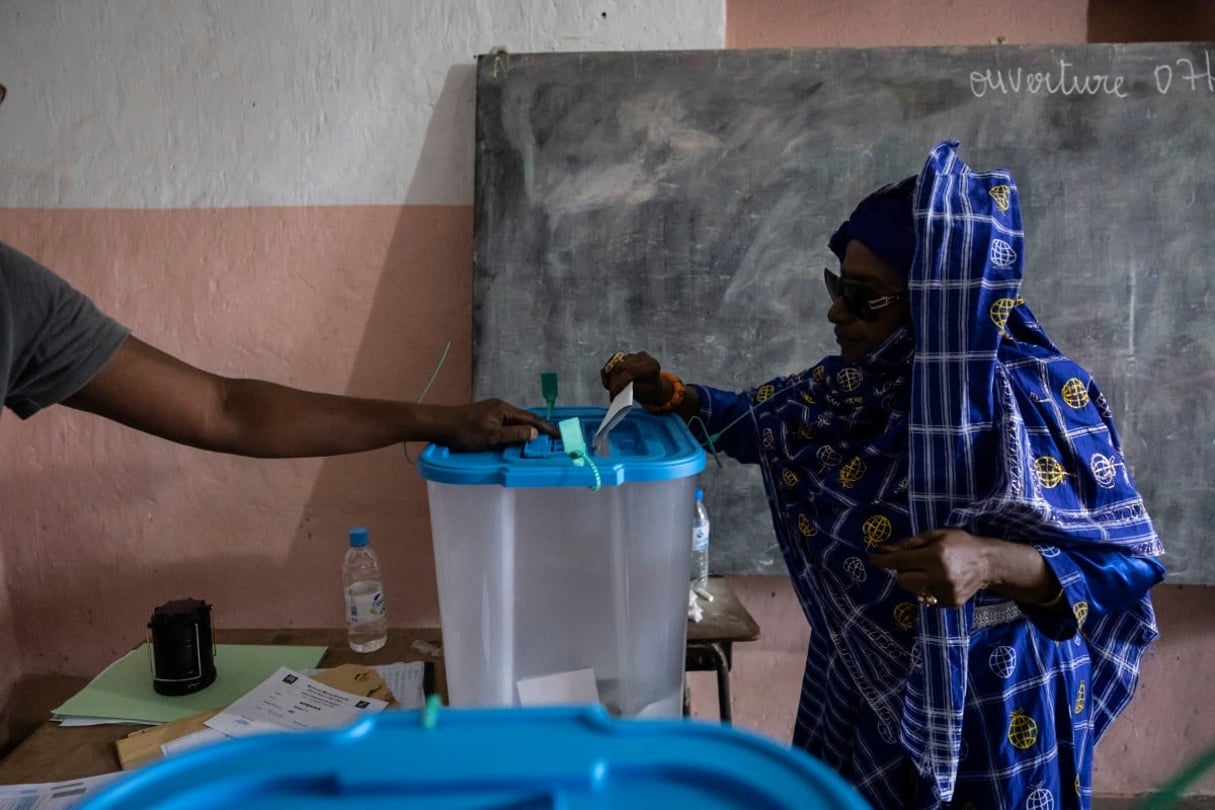 Une Comorienne vote lors du premier tour de l’élection présidentielle, le 14 janvier 2024 à Moroni. © OLYMPIA DE MAISMONT / AFP