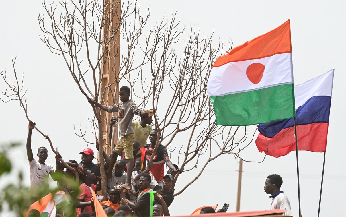 Les drapeaux du Niger et de la Russie à Niamey, le 2 septembre 2023. © AFP