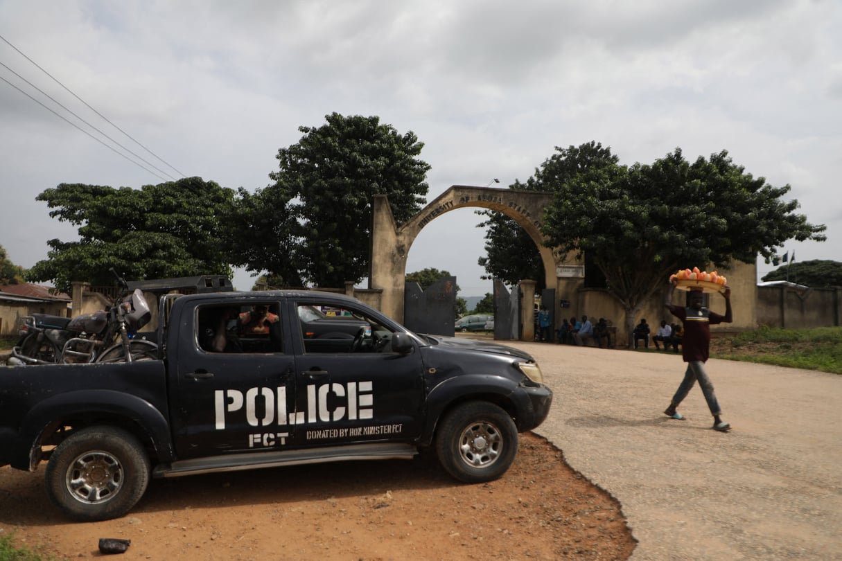 Un véhicule de police devant l’entrée de l’Université d’Abuja, au lendemain d’un kidnapping, le 2 novembre 2021 (arcchives). © Photo by Kola Sulaimon / AFP