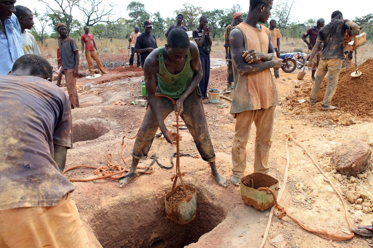 Une mine d’or artisanale à Koflatie, dans le sud-ouest du Mali, en octobre 2014. © Sebastien RIEUSSEC / AFP.