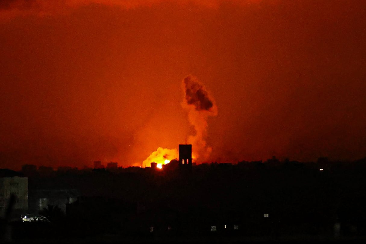 De la fumée et des flammes s’élèvent au-dessus de Rafah, dans le sud de la bande de Gaza, après un bombardement israélien, le 29 janvier 2024. © AFP.