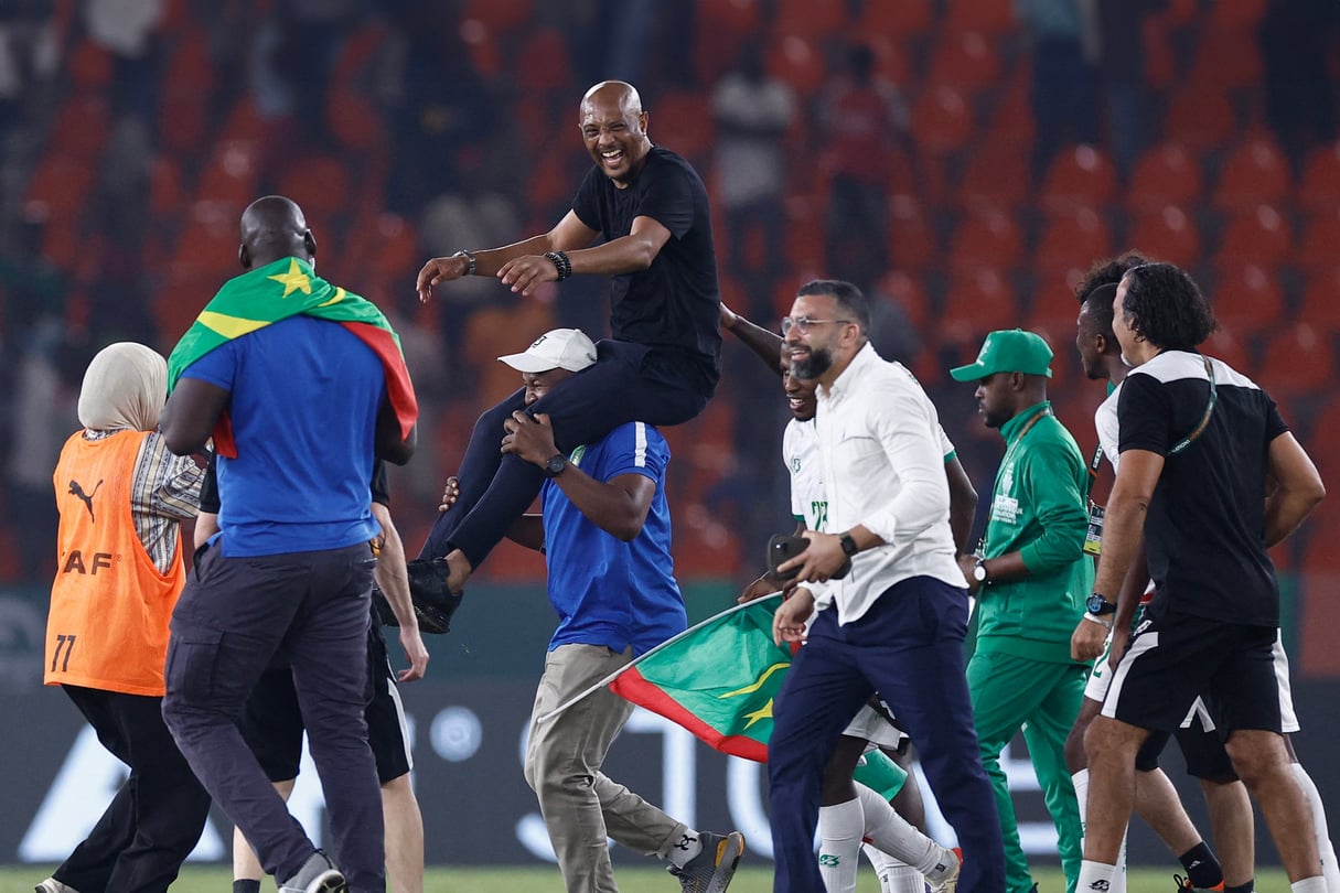 L’entraîneur de la Mauritanie, Amir Abdou, porté en triomphe après la victoire de son équipe sur l’Algérie, au Stade de la Paix à Bouaké, le 23 janvier 2024. © KENZO TRIBOUILLARD / AFP
