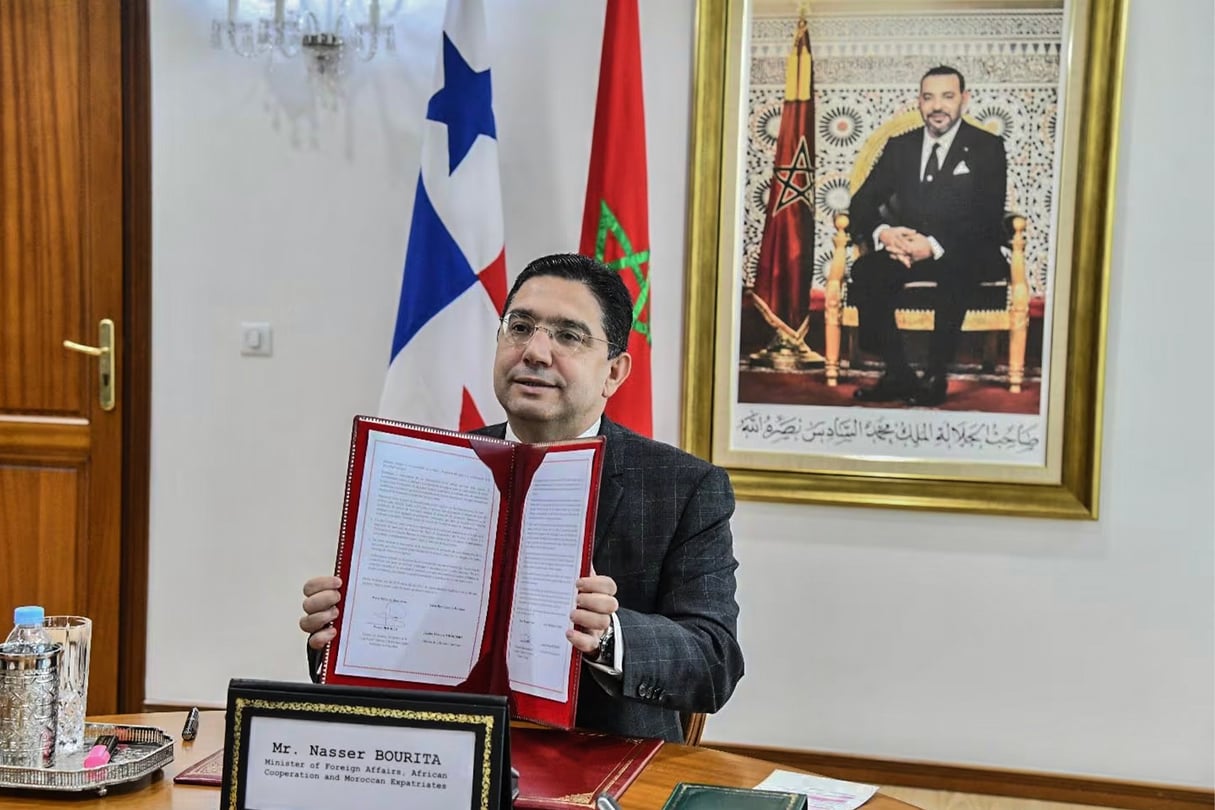Nasser Bourita, ministre marocain des Affaires étrangères, montrant le document conjoint signé à l’issue de la rencontre bilatérale tenue en visioconférence avec son homologue panaméenne, Janaina Tewaney Mencomo, le 30 janvier 2024. © MAP