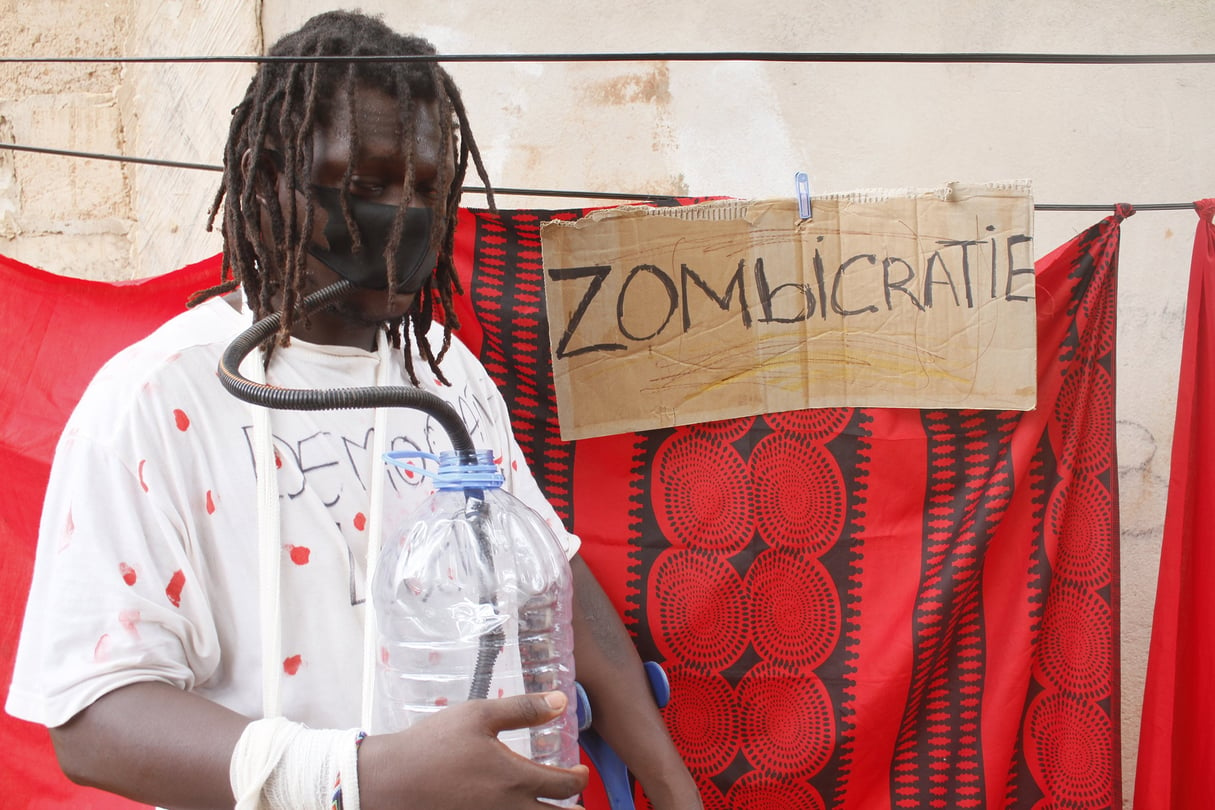 Autoportrait de Ras Sankara pour "Zombicratie" : une installation et performance réalisée à Lomé, en novembre 2021, "qui met en lumière la dictature subie par l’Afrique francophone, les emprisonnements et les exilés forcés, et fait se transformer les dirigeants en zombies". &copy; Ras Sankara Agboka