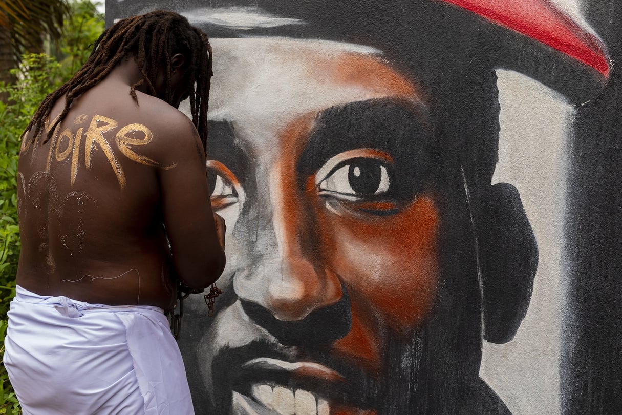 Le performeur togolais devant une représentation de Thomas Sankara, à Agbodrafo, en août 2023, dans le cadre du projet "Mémoire rêveuse". &copy; Wody Yawo