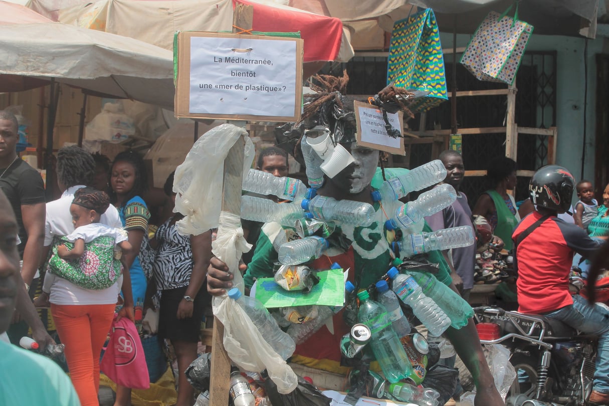 "Recycle-moi", action de protection de l’environnement sur le grand marché d’Assigamé, à Lomé, le 20 juin 2018. &copy; Hodin Senyo