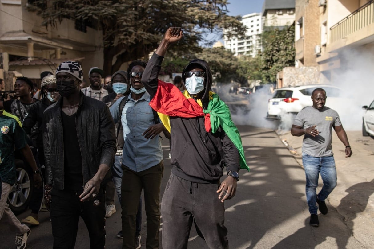 Des manifestants contestent la décision de Macky Sall de reporter l’élection présidentielle au Sénégal, le 5 février 2024 dans les rues de Dakar. © JOHN WESSELS / AFP
