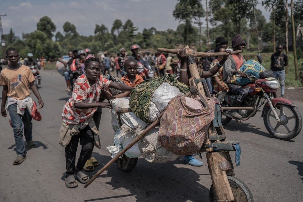 Des déplacés transportent certaines de leurs affaires alors qu’ils fuient le territoire de Masisi à la suite d’affrontements entre les rebelles du M23 et les forces gouvernementales, près de Saké, le 7 février 2024. © Aubin Mukoni / AFP