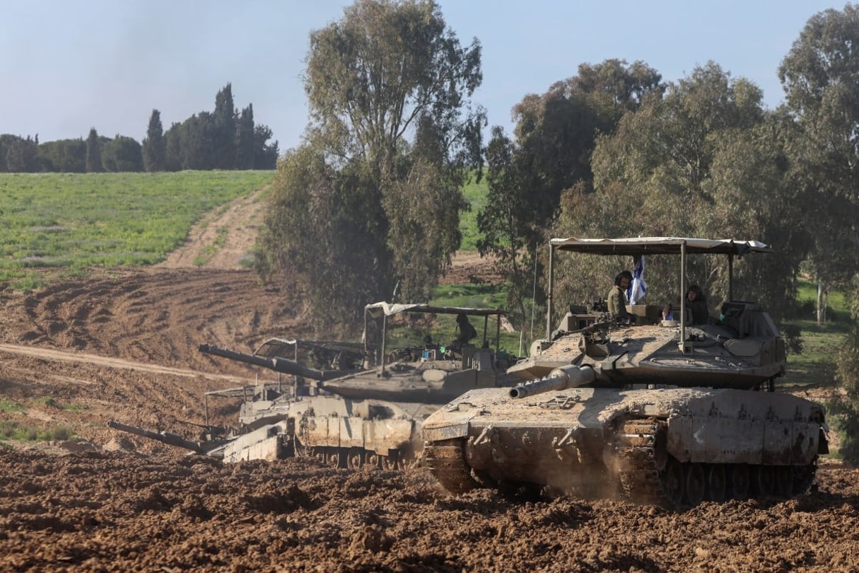 Des chars israéliens sont positionnés près de la frontière avec la bande de Gaza le 11 février 2024. © Menahem KAHANA / AFP