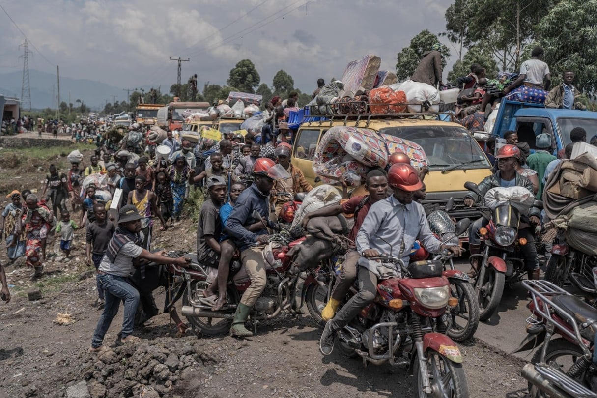 Les habitants fuient le territoire de Masisi à cause des affrontements entre les rebelles du M23 et les forces gouvernementales congolaises, sur une route près de Saké, le 7 février 2024. © Aubin Mukoni / AFP