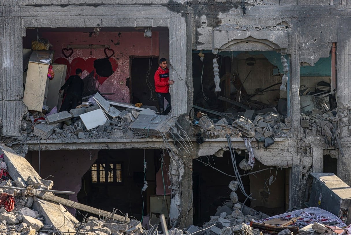 Décombres d’un bâtiment où deux otages auraient été détenus avant d’être secourus lors d’une opération des forces de sécurité israéliennes à Rafah, le 12 février 2024. © SAID KHATIB / AFP