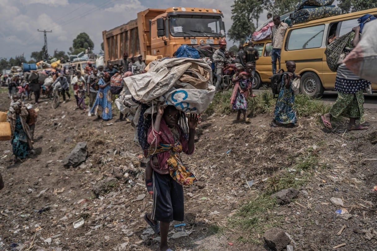 Les gens fuient le territoire de Masisi à cause des affrontements entre les rebelles du M23 et les forces gouvernementales, sur une route près de Saké, le 7 février 2024. © Aubin Mukoni / AFP