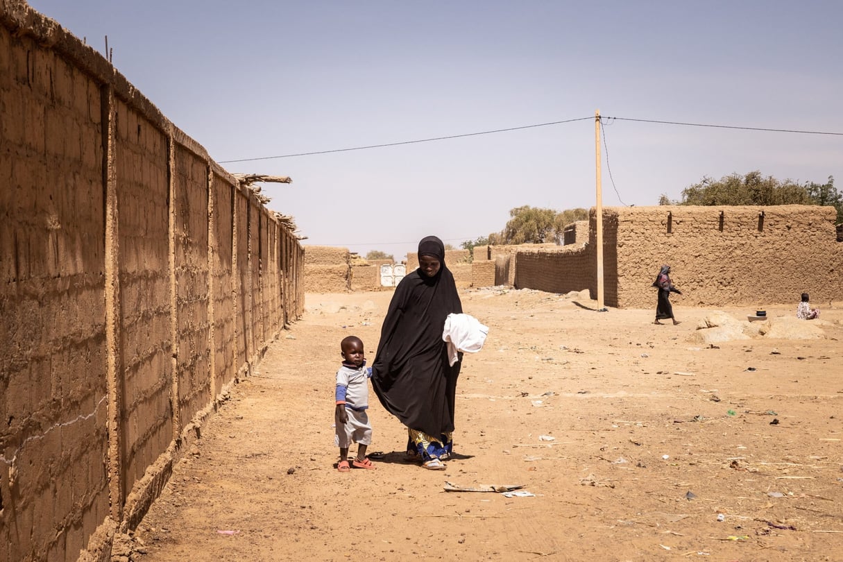 Une femme emmène son enfant, dans la région de Tillaberi, au Niger, en janvier 2023. © OLYMPIA DE MAISMONT / AFP.