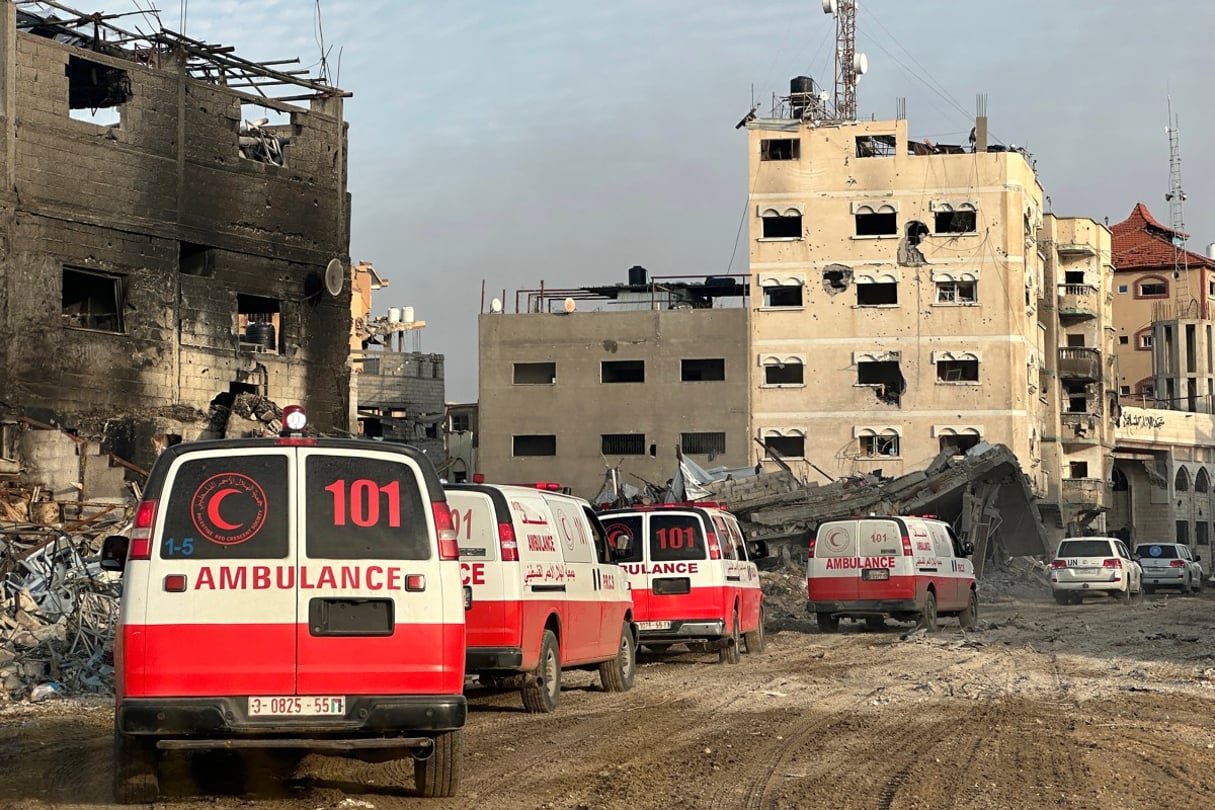 Convoi d’ambulances lors d’une mission de l’OMS, de l’agence humanitaire des Nations Unies OCHA et du Croissant-Rouge palestinien visant à évacuer des patients de l’hôpital Nasser à Khan Younès, le 18 février 2024. © Christopher Black / World Health Organization (WHO) / AFP