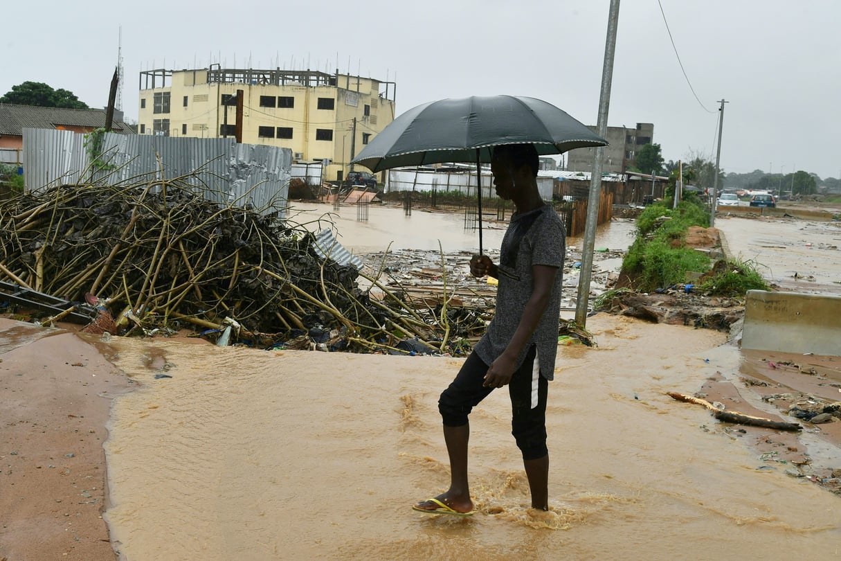 Inondation après de fortes pluies à Riviera Cocody, un quartier résidentiel d’Abidjan, le 26 juin 2020. © Issouf SANOGO / AFP