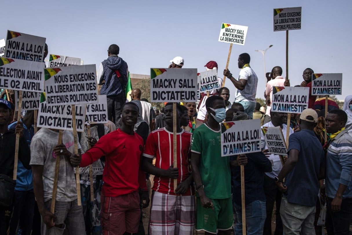 Plusieurs centaines de manifestants ont réclamé le 2 mars à Dakar la tenue de l’élection présidentielle sénégalaise avant le 2 avril 2024, date de la fin du mandat de Macky Sall. © JOHN WESSELS / AFP