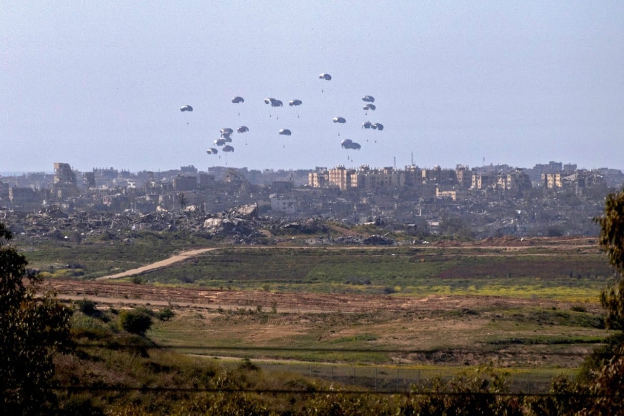 Largage de colis d’aide dans le nord de la bande de Gaza, le 5 mars 2024. © Nicolas GARCIA / AFP