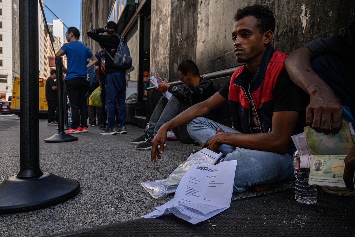Des migrants mauritaniens devant un centre de traitements des demandes d’asile, à New York, le 28 juillet 2023. © (Photo by Ed JONES / AFP)