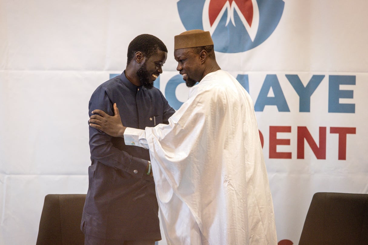 Ousmane Sonko et Bassirou Diomaye Faye, lors d’une conférence  de presse commune, le 15 mars 2024 à Dakar. © Photo by JOHN WESSELS / AFP