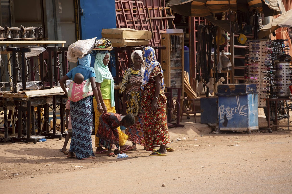 Des femmes déplacées de Djibo, au Burkina Faso, se rassemblent à Ouagadougou où elles ont trouvé refuge il y a plus de deux ans, le 2 juin 2023. © Kilaye Bationo/AP/SIPA