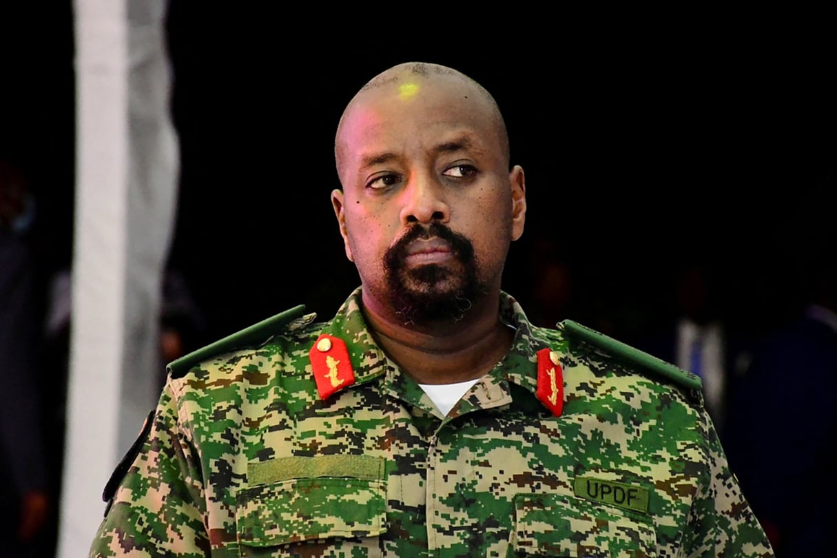 Le lieutenant général Muhoozi Kainerugaba, fils du président ougandais Yoweri Museveni, assiste à sa fête d’anniversaire à Entebbe, en Ouganda, le 7 mai 2022. © REUTERS/ABUBAKER LUBOWA