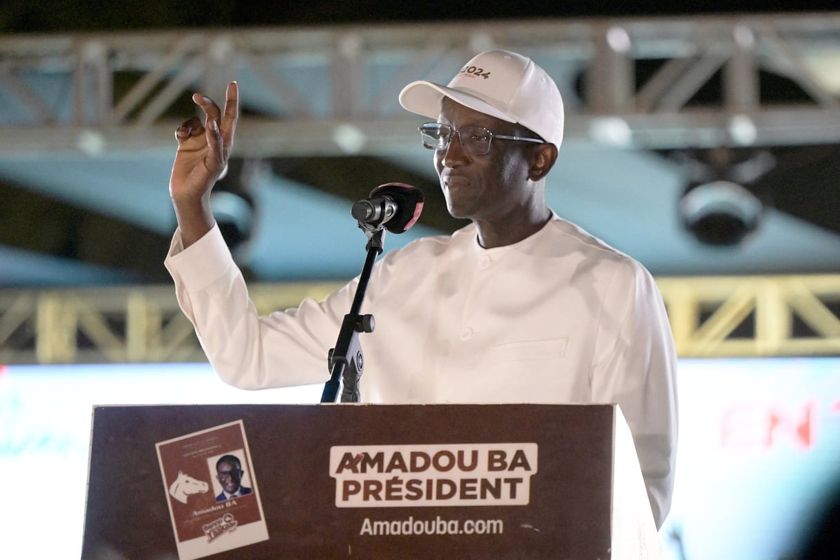 L’ex-Premier ministre sénégalais, Amadou Ba, candidat de la coalition Benno Bokk Yakaar 2024, lors du meeting de clôture de la campagne présidentielle à Dakar, le 22 mars 2024. © SEYLLOU / AFP