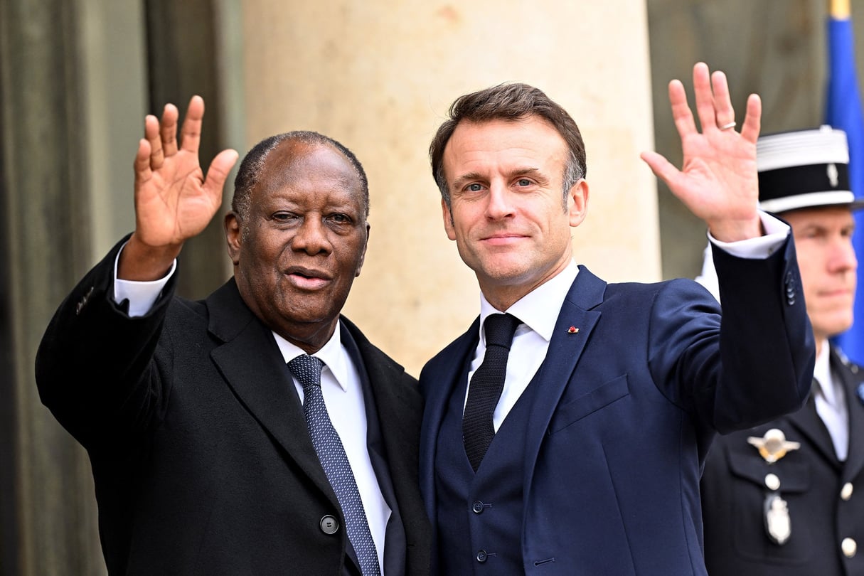 Le président ivoirien, Alassane Ouattara, et son homologue français, Emmanuel Macron, au Palais de l’Élysée, à Paris, le 21 novembre 2023. © MUSTAFA YALCIN / Anadolu via AFP