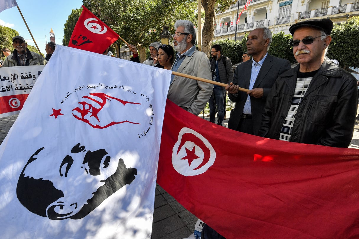 Rassemblement des partisans de Chokri Belaïd avenue Habib-Bourguiba, à Tunis, juste après l’énoncé du verdict, le 27 mars 2024. © (Photo by FETHI BELAID / AFP)