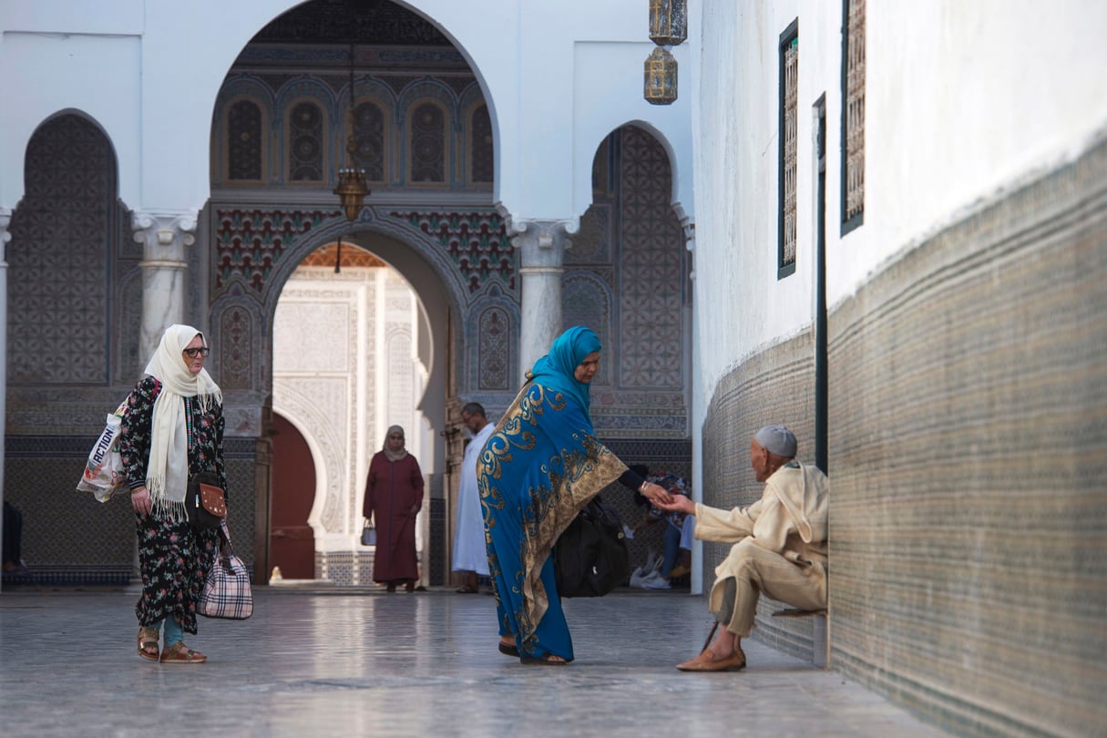 Au mausolée de Moulay Idriss, à 70 km à l’ouest de Fès, un des principaux lieux de pèlerinage au Maroc. © REA