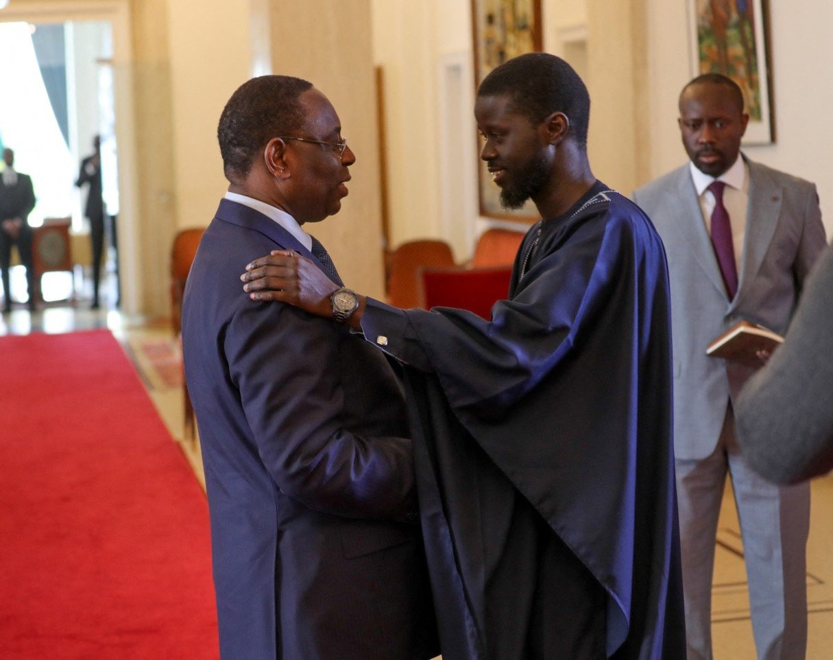 Bassirou Diomaye Faye succède à la tête du Sénégal le 2 avril 2024 à Macky Sall. Les deux hommes sont ici photographiés le 28 mars au palais présidentiel de Dakar. © AFP PHOTO / Senegalese Presidency