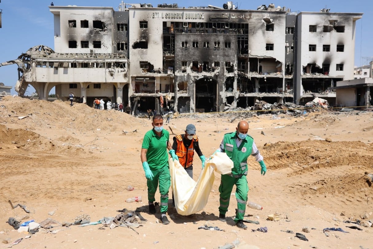 La police scientifique et la défense civile palestiniennes récupèrent des restes humains sur le site de l’hôpital Al-Shifa, le 8 avril 2024.