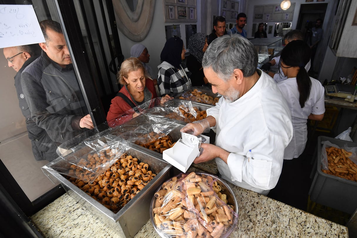Pâtisseries locales dans une boulangerie tunisoise pendant le ramadan. © (Photo by FETHI BELAID / AFP)