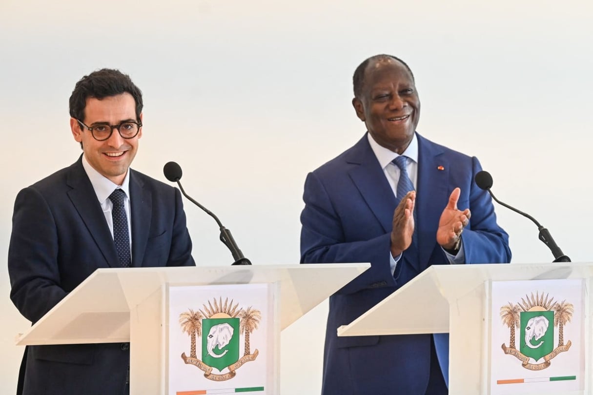 Le président ivoirien Alassane Ouattara et le ministre français de l’Europe et des Affaires étrangères Stéphane Séjourné à Abidjan, le 8 avril 2024.