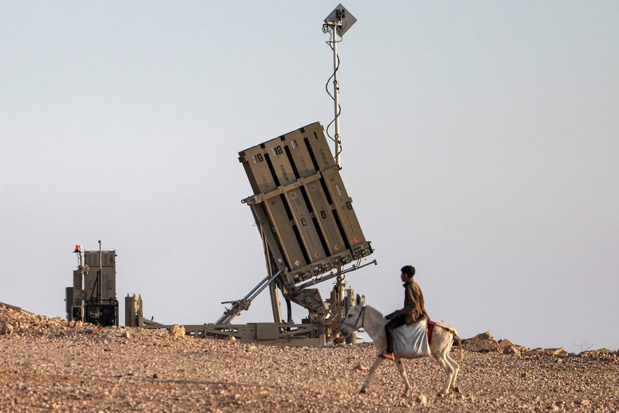 Près de l’une des batteries du « dôme de fer », le système de défense antimissile israélien, dans un village non reconnu par les autorités israéliennes dans le sud du désert du Néguev, le 14 avril 2024. © AHMAD GHARABLI / AFP