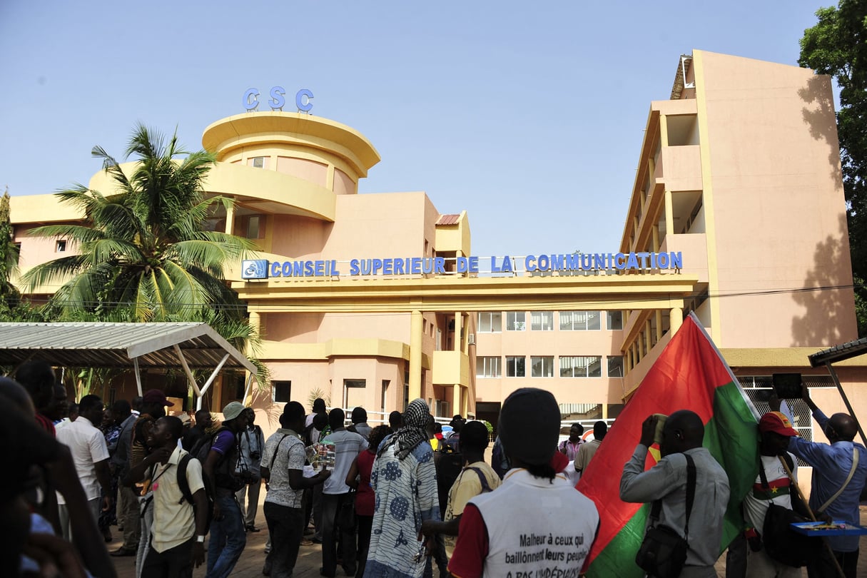 Manifestation contre les restrictions imposées à la diffusion en direct d’émissions radiophoniques politiques devant le Conseil Supérieur de la Communication à Ouagadougou, le 27 mai 2015. © AHMED OUOBA/AFP