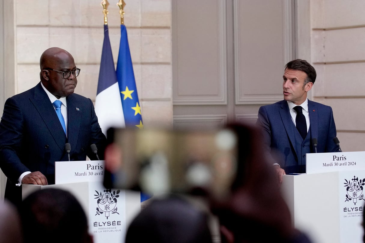 Le président français Emmanuel Macron (à dr.) avec le président congolais Félix Tshisekedi après leur déjeuner de travail au palais de l’Élysée, à Paris, le 30 avril 2024. © Christophe Ena / POOL / AFP