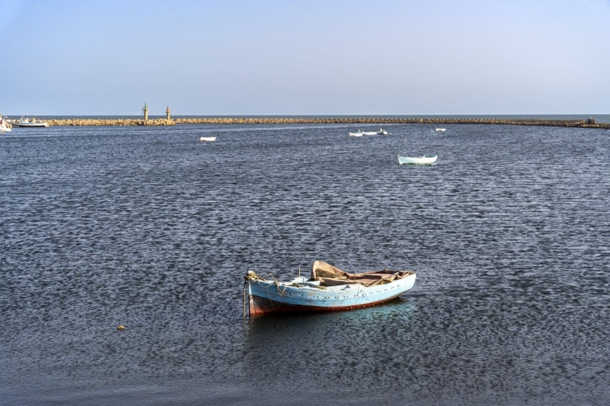 Un bateau de pêche dans le port de Kraten, en Tunisie, point de départ de nombreux migrants vers Lampedusa, en 2023. © Antoine Boureau / Hans Lucas / Hans Lucas via AFP