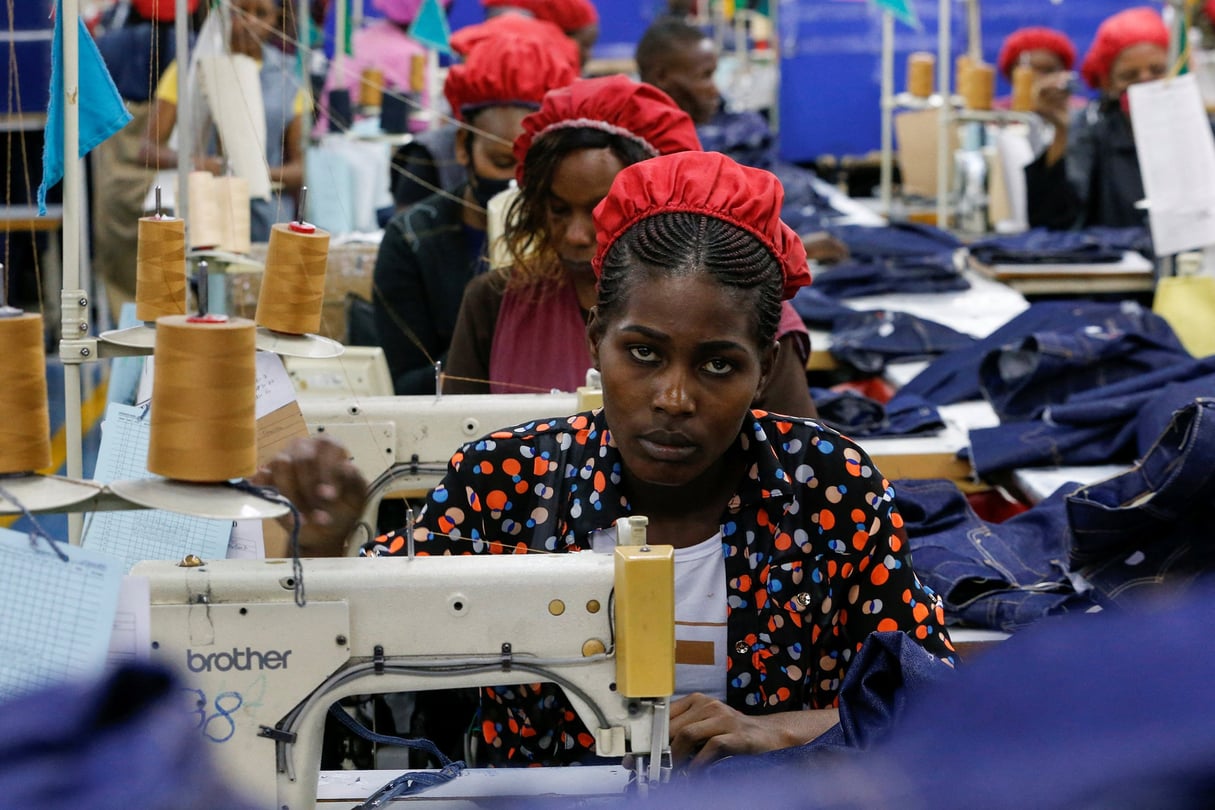 Des travailleurs kényans préparent des vêtements pour l’exportation à l’usine United Aryan EPZ, à Nairobi, en octobre 2023. © Thomas Mukoya / REUTERS