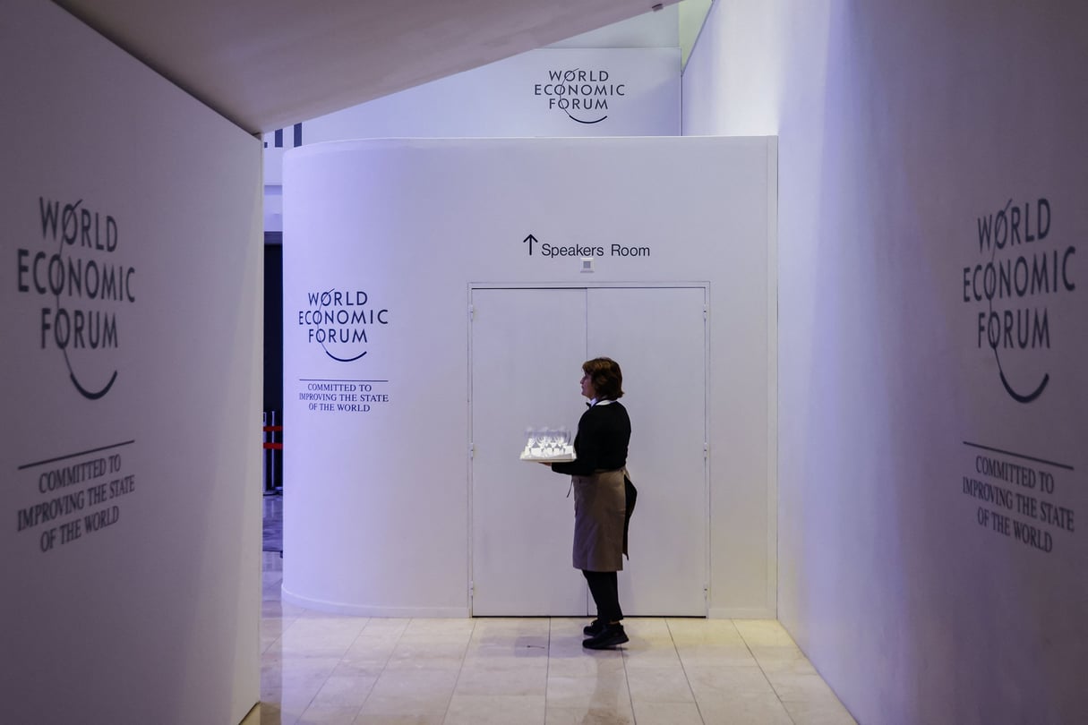 Un membre du personnel dans un couloir menant à la salle des orateurs lors d’une session du Forum économique mondial (WEF) à Davos, le 17 janvier 2024. © LUDOVIC MARIN/POOL/AFP